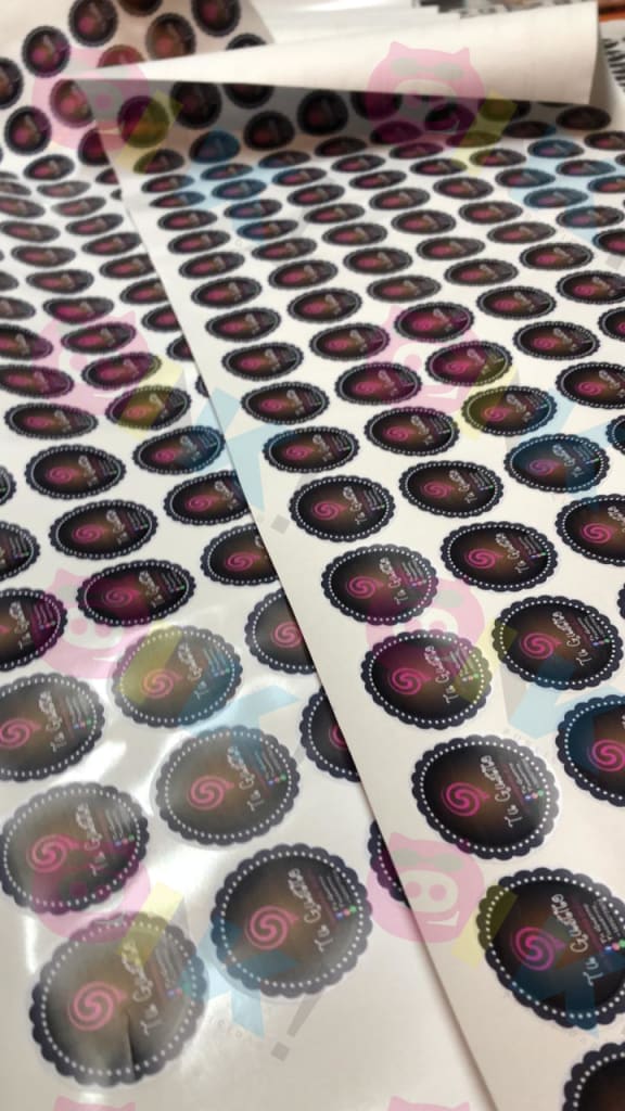 Stickers - Adhesivo troquelado 3x3cm $12.000  850 unidades aprox. - Oink Publicidad